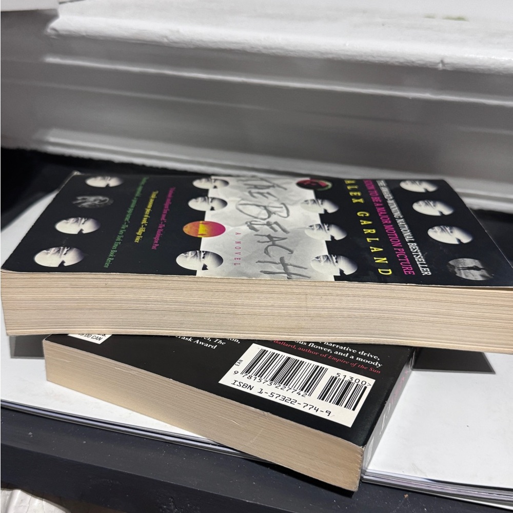 ππ΄ Best Selling Alex Garland Book Bundle β The Beach & The Tesseract π΄π - Picture 9 of 16